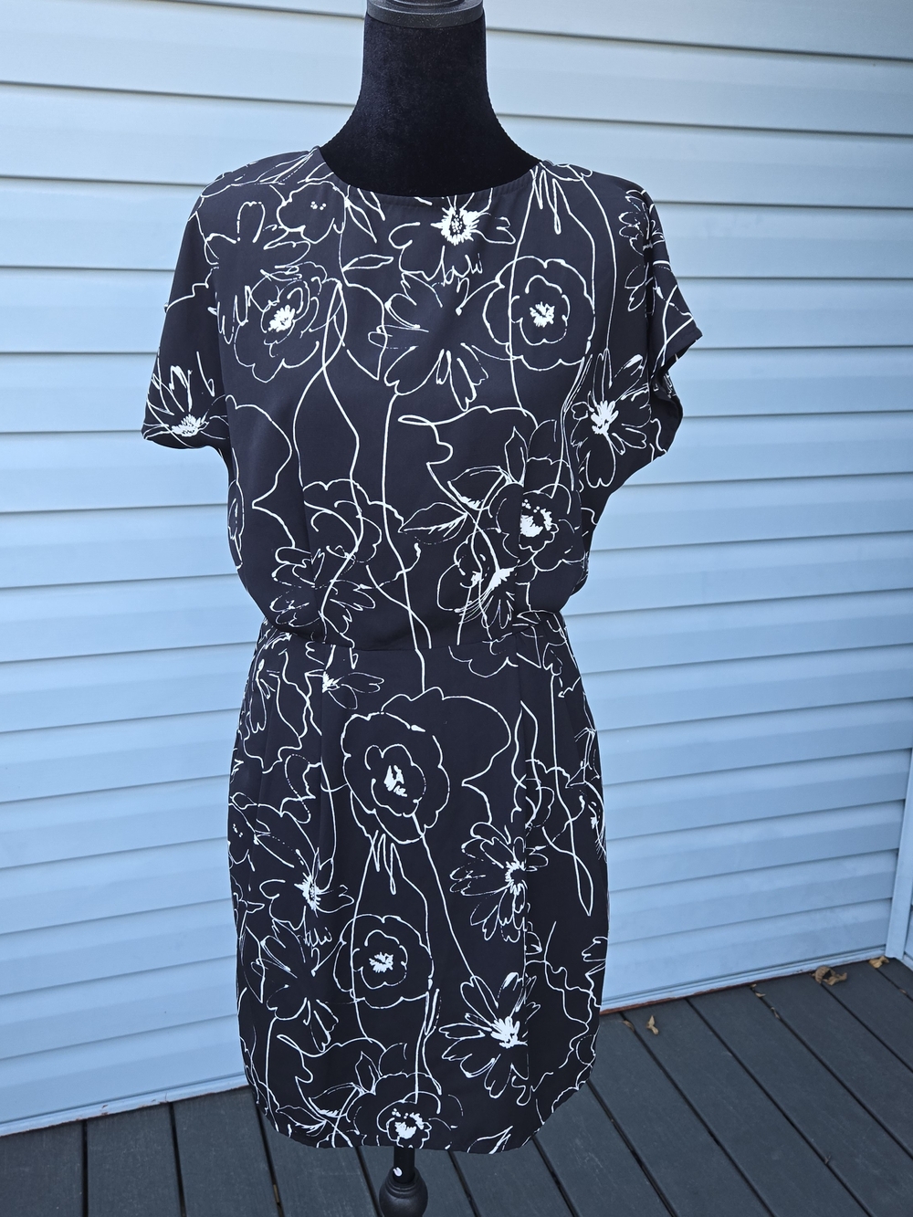 VICI Black White Floral Print Dress Medium Short Sleeve Back Keyhole Pockets